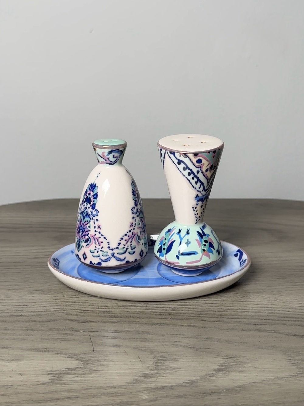 ANTHROPOLOGIE PLUM LILIA SALT & PEPPER SHAKERS ON TRAY